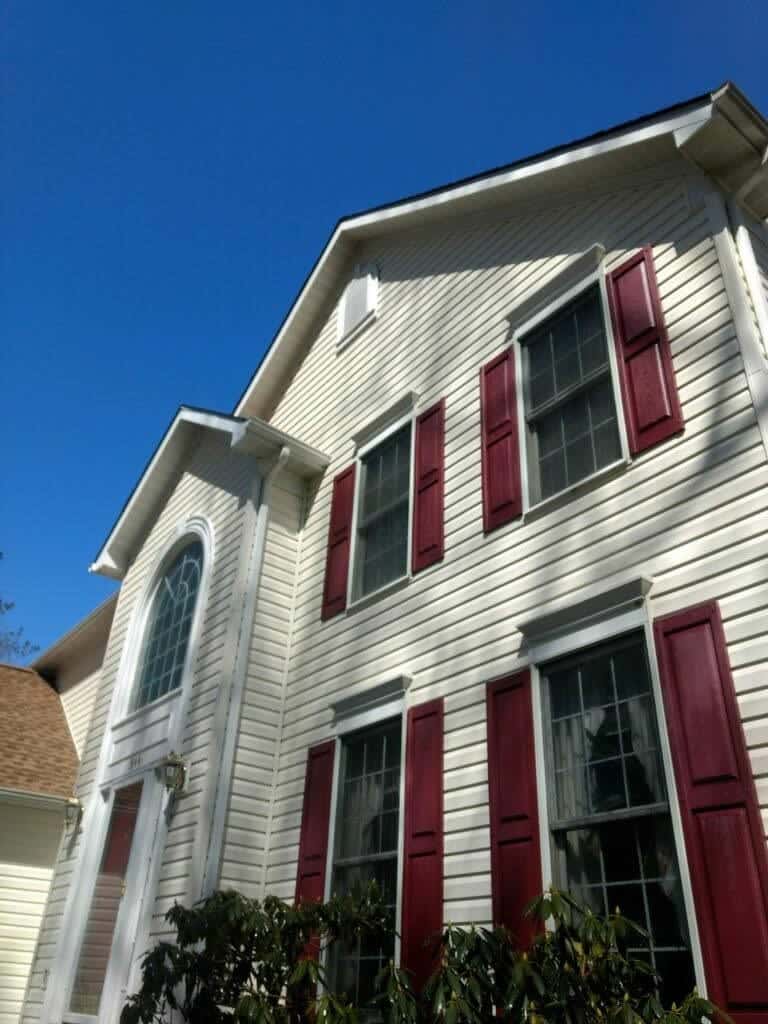 Maryland Pro Wash Vinyl siding house with red shutters after a Maryland Prowash cleaning service.